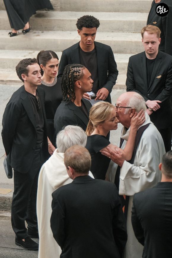 Audrey Crespo-Mara, ses fils Sekou et Lamine, Gaston Ardisson et sa compagne - Sorties des obsèques de Thierry Ardisson en l’église Saint-Roch de Paris, France, le 17 juillet 2025. © Bestimage