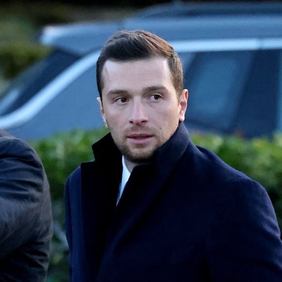 Il s'agit de Jordan Bardella.

Jordan Bardella - Le clan Le Pen se rend au cimetière de la Trinité-sur-Mer après les obsèques de Jean-Marie Le Pen en l'église Saint-Joseph le 11 janvier 2025.