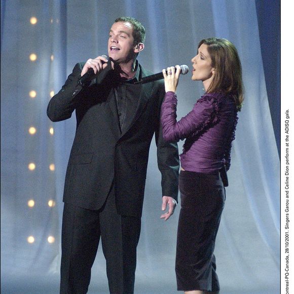 © Andre Pichette/ABACA. Montreal-PQ-Canada, 28/10/2001. Les chanteurs Garou et Céline Dion se produisent lors du gala de l'ADISQ.