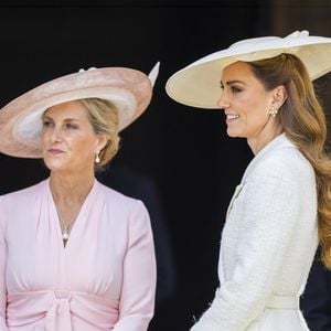 À 60 ans, Sophie d’Édimbourg est le quatrième membre le plus actif de la famille royale, avec 257 engagements en 2024.

Sophie, duchesse d'Édimbourg (Sophie Rhys-Jones, duchesse d'Édimbourg) et Catherine, princesse de Galles (Catherine "Kate" Middleton, princesse de Galles) - Des membres de la famille royale britannique lors de la cérémonie annuelle de l'Ordre de la Jarretière à la chapelle Saint-Georges, au château de Windsor, le 16 mai 2025. @Backgrid UK/ Bestimage