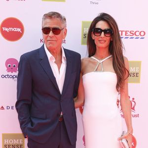 "Nous n’avons jamais publié de photo d’eux", a confié Amal au magazine "Glamour" insistant sur leur volonté de préserver l’anonymat de leurs enfants.

George Clooney et sa femme Amal Clooney lors de la soirée King’s Trust Awards 2025 à Londres, le 26 juin 2025 @Backgrid UK/ Bestimage