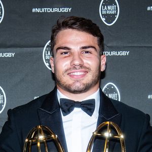 La vie amoureuse d’Antoine Dupont avant sa rencontre avec Iris Mittenaere

Antoine Dupont a été élu meilleur joueur de la saison du Top 14 - Soirée de la 20ème édition de la Nuit du Rugby à Paris.