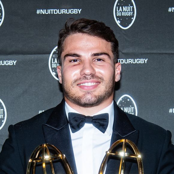 La vie amoureuse d’Antoine Dupont avant sa rencontre avec Iris Mittenaere

Antoine Dupont a été élu meilleur joueur de la saison du Top 14 - Soirée de la 20ème édition de la Nuit du Rugby à Paris.