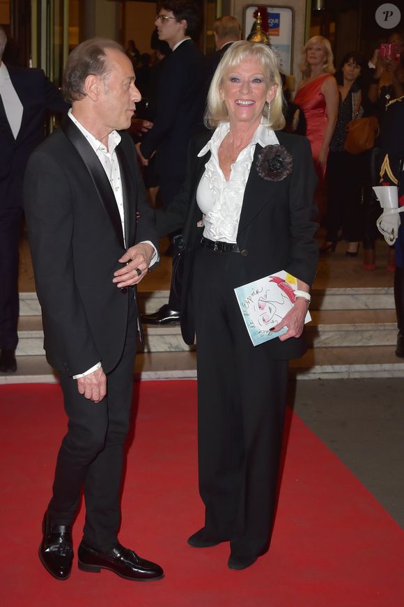 Evelyne Leclercq et un ami - 25ème Gala de l'Espoir de la Ligue Contre le Cancer au théâtre des Champs-Elysées à Paris, France, le 17 octobre 2017. © Giancarlo Gorassini/Bestimage