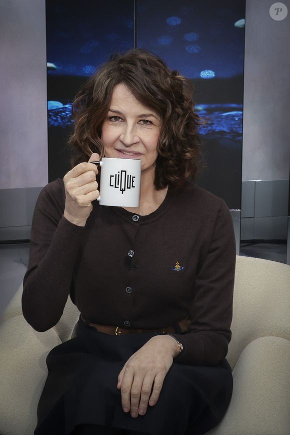 Exclusif - Valérie Lemercier, sur le plateau de Clique (Midi) présenté par M.Achour, et diffusé sur Canal + le 4 novembre 2025, à Paris, France, le 28 octobre 2025. © Jack Tribeca/Bestimage