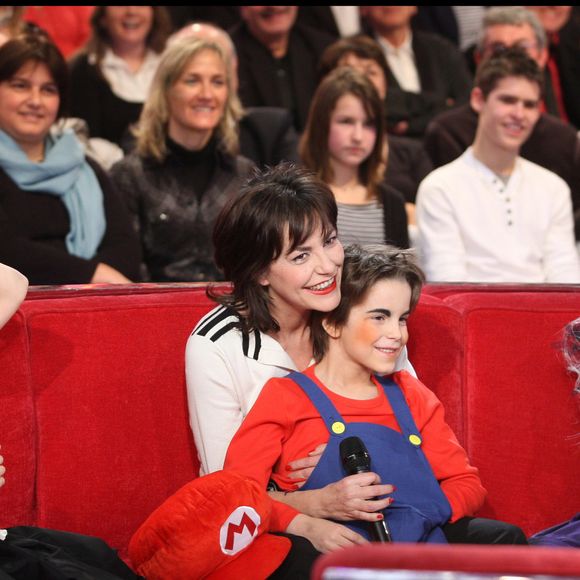 Lio et son fils Diego et ses filles Garance et Léa lors de l'enregistrement de l'émission "Vivement dimanche" le 17 février 2010.  © Guillaume Gaffiot/Bestimage