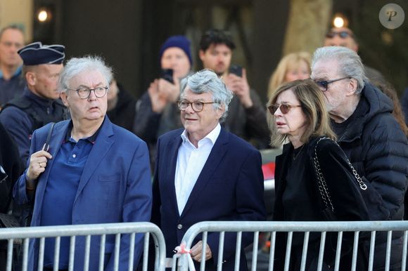L'ancien ministre, qui a partagé la vie de l'actrice à la fin des années 80, est arrivé suivant les pas de Dominique Besnehard, Eddy Mitchell et sa femme Muriel Bailleul.

Dominique Besnehard, Jean-Louis Borloo, Eddy Mitchell et sa femme Muriel Bailleul - Obsèques de Nathalie Baye en l'église Saint-Sulpice à Paris le 24 avril 2026. © Dominique Jacovides - Coadic Guirec / Bestimage