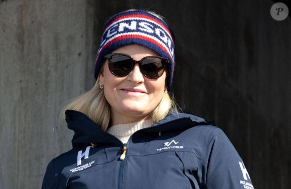 La princesse héritière Mette-Marit (de Norvège) lors de la Coupe du monde FIS de ski nordique à Holmenkollen, à Oslo, en Norvège, le 15 mars 2025. © Dana Press / Bestimage