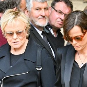Pour l’occasion, son épouse Anne Le Nen lui a adressé une tendre déclaration sur Instagram.
Muriel Robin et sa femme Anne Le Nen aux obsèques de Bernadette Chirac en la basilique Sainte-Clotilde à Paris (7ème) le 12 juin 2026. L’ancienne première dame de France est décédée le 5 juin 2026 à l’âge de 93 ans.
© Jacovides / Liewig / Bestimage