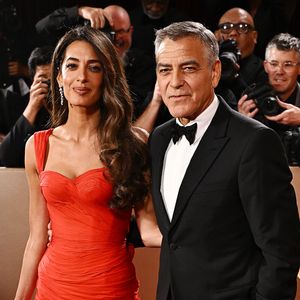 Le couple a également passé du temps sur l’Île de Bendor, au large de Bandol.

George Clooney et sa femme Amal Clooney - Arrivées à la 83ème cérémonie des Golden Globes à Los Angeles le 11 janvier 2026.  © Broadimage / Bestimage