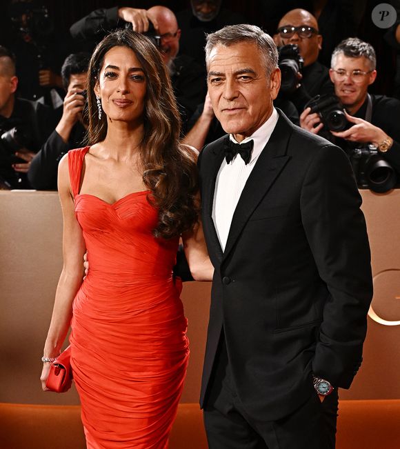 Le couple a également passé du temps sur l’Île de Bendor, au large de Bandol.

George Clooney et sa femme Amal Clooney - Arrivées à la 83ème cérémonie des Golden Globes à Los Angeles le 11 janvier 2026.  © Broadimage / Bestimage