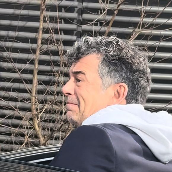 Outre Stéphane Plaza, ce sont deux autres personnes qui auraient été arrêtées. 

Stéphane Plaza en larmes à la sortie de son procès après avoir été reconnu coupable de "violences habituelles par concubin" et condamné à 12 mois de prison avec sursis, à Paris, France, le 18 février 2025. © Florian Savina/Bestimage