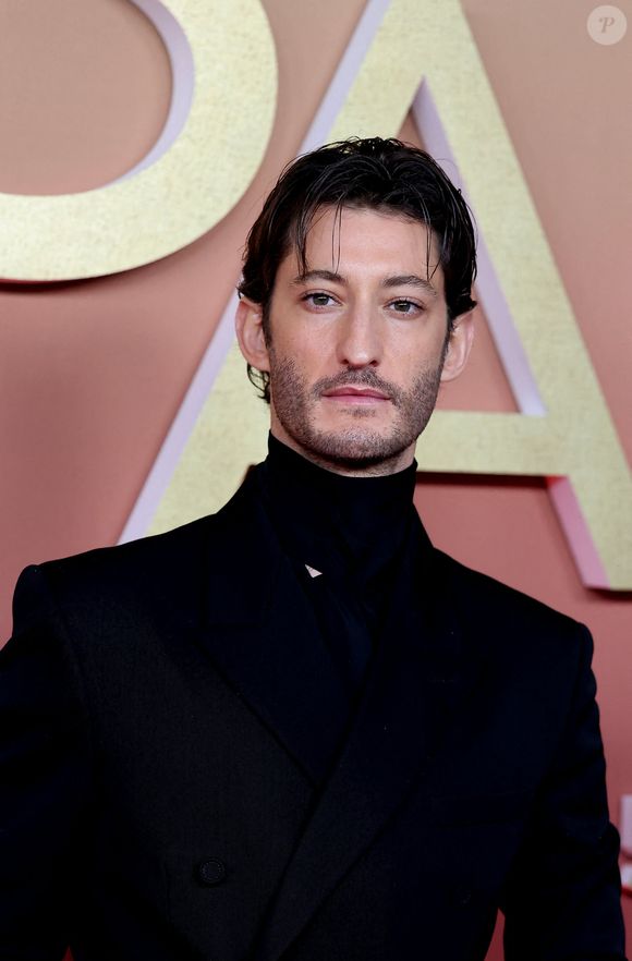 L'acteur parle ici du fait qu'il a pu trouver sa voie tout seul, et qu'il souhaite la meme chose pour ses filles

Pierre Niney - Photocall de la 50e édition de la cérémonie des César à l'Olympia à Paris, France, le 28 février 2025 © Dominique Jacovides - Olivier Borde / Bestimage