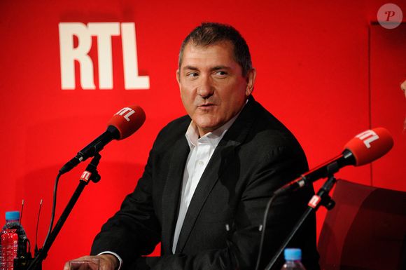 Et cela pourrait expliquer le départ d'autres animateurs comme Yves Calvi

Yves Calvi assiste à la conférence de presse annuelle de la station de radio RTL à Paris, France, le 4 septembre 2014. Photo par Alban Wyters/ABACAPRESS.COM