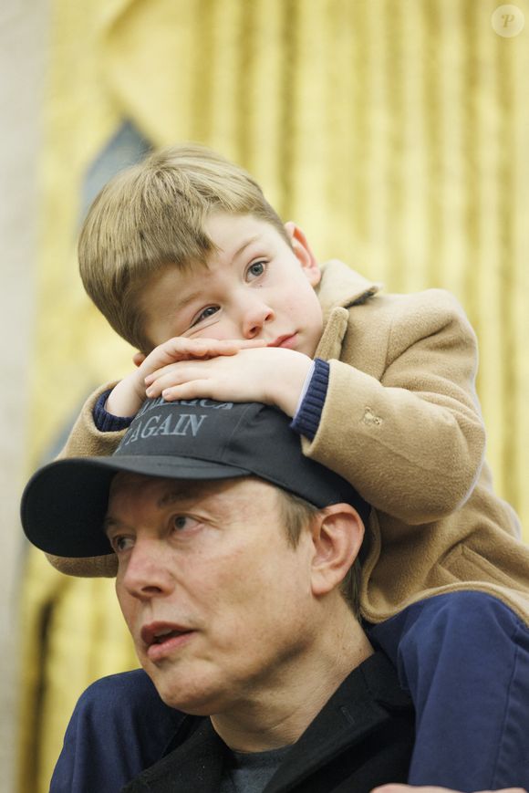 Le président Donald Trump et Elon Musk, accompagné de son fils X, donnent une conférence de presse pour défendre les premières coupes budgétaires du Department of Government Efficiency (DOGE) dirigé par le patron de Space X et Tesla.
Washington, le 11 février 2025.