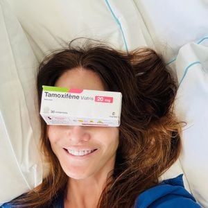 Sur Instagram, elle apparaît allongée sur son lit, un sourire apaisé aux lèvres, une boîte de médicaments délicatement posée sur les yeux, comme pour tourner une page.

Carla Bruni sur Instagaram le 20 décembre 2025.