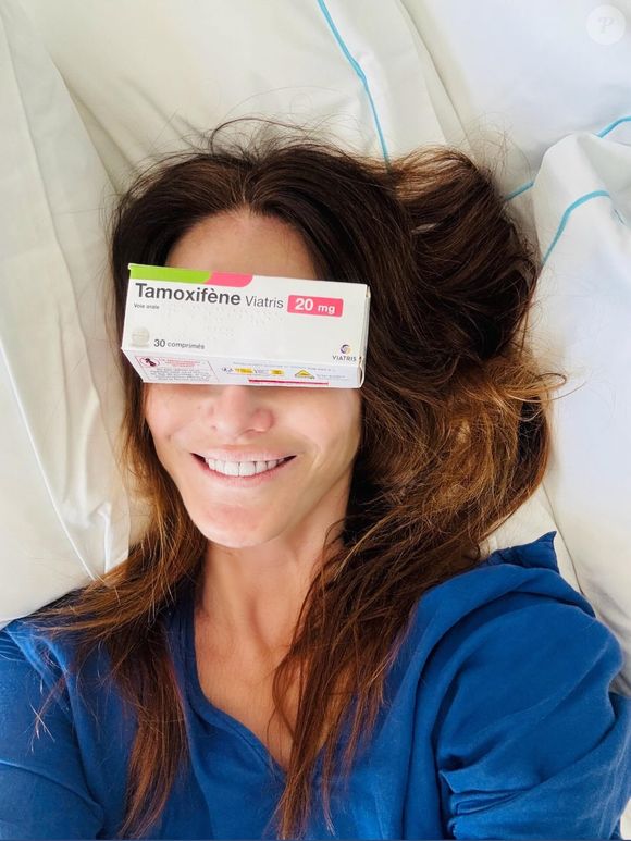 Sur Instagram, elle apparaît allongée sur son lit, un sourire apaisé aux lèvres, une boîte de médicaments délicatement posée sur les yeux, comme pour tourner une page.

Carla Bruni sur Instagaram le 20 décembre 2025.