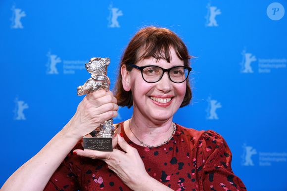 Lucile Hadzihalilovic avec son prix lors de la clôture du Festival film de Berlin le 22 février 2025