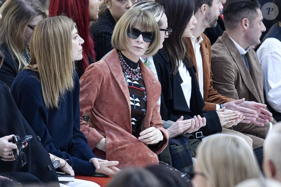 Entre pouvoir éditorial, flair artistique et influence globale, son départ laisse un vide que peu pourraient espérer combler.

Anna Wintour au défilé Max Mara pendant la fashion week à Milan le 20 février 2020. Bestimage