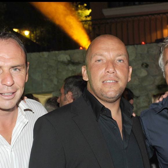 Alain Boghossian, Junior et David Ginola à la soirée Byblos (Saint-Tropez, 28 juillet 2009)
© Angeli
