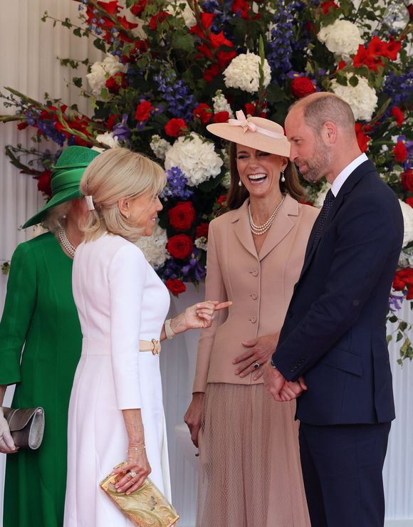 Le roi Charles III d'Angleterre, Camilla Parker Bowles, reine consort d'Angleterre, le prince William, prince de Galles, et Catherine (Kate) Middleton, princesse de Galles, accueillent le couple présidentiel français le président Emmanuel Macron et sa femme la Première Dame Brigitte Macron sur Datchet road à Windsor, Royaume Uni, le 8 juillet 2025. © Dominique Jacovides/Bestimage