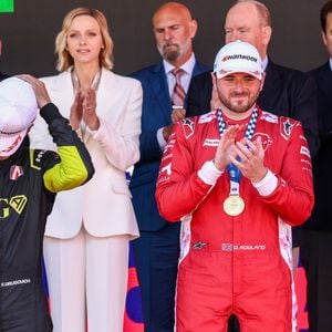 Le couple princier a lancé la course finale avant de remettre les trophées aux vainqueurs.
Le prince Albert II et la princesse Charlène de Monaco sur le podium lors de la remise de prix du E-Prix de Monaco du Championnat du monde FIA de Formule E 2026 sur le circuit de Monaco à Monte-Carlo, Monaco, le 17 mai 2026. Le pilote britannique Oliver Rowland remporte la deuxième course du week-end à Monaco devant le Brésilien Felipe Drugovich et le Portugais Antonio Félix Da Costa. © Claudia Albuquerque/Bestimage