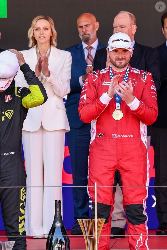 Le couple princier a lancé la course finale avant de remettre les trophées aux vainqueurs.

Le prince Albert II et la princesse Charlène de Monaco sur le podium lors de la remise de prix du E-Prix de Monaco du Championnat du monde FIA de Formule E 2026 sur le circuit de Monaco à Monte-Carlo, Monaco, le 17 mai 2026. Le pilote britannique Oliver Rowland remporte la deuxième course du week-end à Monaco devant le Brésilien Felipe Drugovich et le Portugais Antonio Félix Da Costa. © Claudia Albuquerque/Bestimage