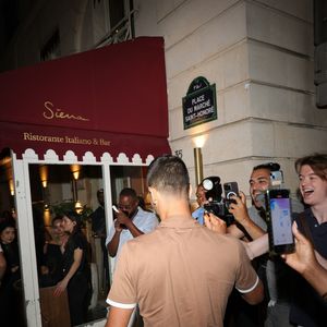 Paris, FRANCE - Le joueur de tennis Novak Djokovic a été vu arrivant au restaurant de Sienne, affichant fièrement sa médaille d’or aux Jeux olympiques de 2024. L’athlète a profité d’un repas de célébration suite à sa récente victoire.
Backgrid USA / Bestimage