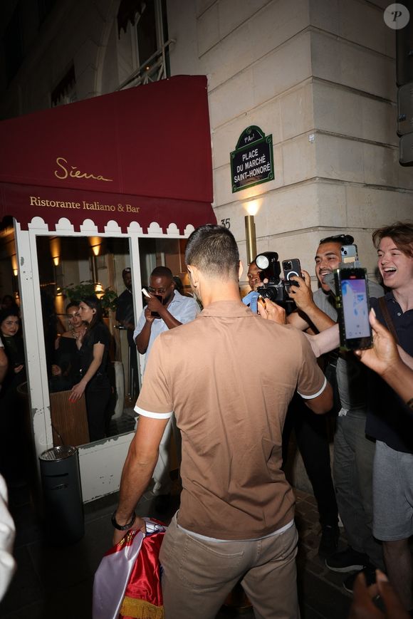 Paris, FRANCE - Le joueur de tennis Novak Djokovic a été vu arrivant au restaurant de Sienne, affichant fièrement sa médaille d’or aux Jeux olympiques de 2024. L’athlète a profité d’un repas de célébration suite à sa récente victoire.
Backgrid USA / Bestimage