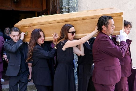 Alexandra Marin (fille de Jacques-Henri Marin et de Chantal Nobel), Lou Elsener (@louloukitchen, petite fille de la défunte) lors de la cérémonie d'obsèques de Chantal Nobel en l'église Notre-Dame de l'Assomption à Ramatuelle, France, le 7 mai 2026. © Franz Chavaroche/Bestimage