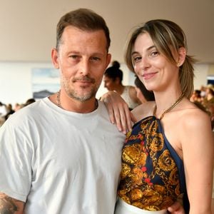 Nicolas Duvauchelle avait lui aussi fait le déplacement aux côtés de sa femme Chloé Roy
Exclusif - Nicolas Duvauchelle et sa femme Chloé Roy dans l’espace VIP “le Pavillon Eiffel,” lors de la 12ème édition Longines Paris Eiffel Jumping au pied de la Tour Eiffel sur le Champ-de-Mars à Paris, France le 20 juin 2026.
© Perusseau / Veeren / Bestimage