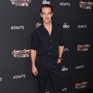 Dans un message émouvant, son épouse a confié avoir toujours le cœur brisé et ressentir fortement son absence.

James Van Der Beek - "Dancing With The Stars" Saison 28 photocall des six finalistes chez Dominique Ansel à Los Angeles, le 4 novembre 2019.
Backgrid USA / Bestimage