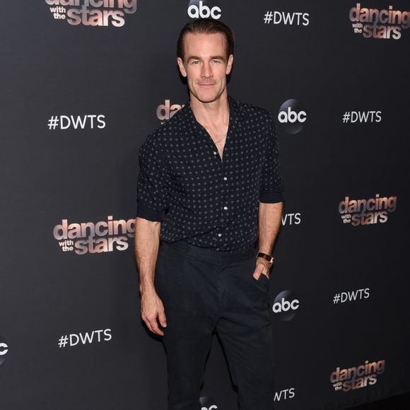Dans un message émouvant, son épouse a confié avoir toujours le cœur brisé et ressentir fortement son absence.

James Van Der Beek - "Dancing With The Stars" Saison 28 photocall des six finalistes chez Dominique Ansel à Los Angeles, le 4 novembre 2019.
Backgrid USA / Bestimage