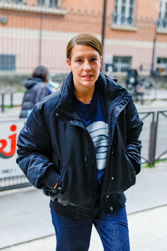 Adèle Exarchopoulos arrive pour la promotion de son dernier film "Chien 51" dans les studios de NRJ pour l'émission de radio sur Camille Combal sur NRJ à Paris, France, le 13 octobre 2025. © Julien Sarkissian/Bestimage