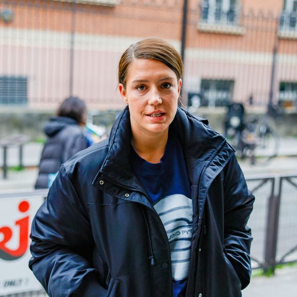 Adèle Exarchopoulos arrive pour la promotion de son dernier film "Chien 51" dans les studios de NRJ pour l'émission de radio sur Camille Combal sur NRJ à Paris, France, le 13 octobre 2025. © Julien Sarkissian/Bestimage