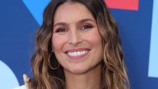Crème, soin, huile et sérum… Laury Thilleman dévoile les références de sa routine beauté à shopper d’urgence