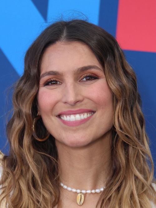 Crème, soin, huile et sérum… Laury Thilleman dévoile les références de sa routine beauté à shopper d’urgence