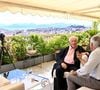 Cet appartement d'exception bénéficiait d'une terrasse spectaculaire surplombant la mer Méditerranée.

Exclusif - Rendez-vous avec Philippe Bouvard et sa femme Colette à leur domicile à Cannes, le 24 août 2022, pour une interview avec Cyril Viguier pour TV5 Monde. 

© Bruno Bebert/Bestimage