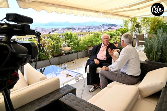 Cet appartement d'exception bénéficiait d'une terrasse spectaculaire surplombant la mer Méditerranée.

Exclusif - Rendez-vous avec Philippe Bouvard et sa femme Colette à leur domicile à Cannes, le 24 août 2022, pour une interview avec Cyril Viguier pour TV5 Monde. 

© Bruno Bebert/Bestimage
