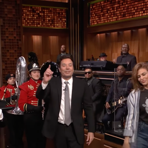 En choeur, ils lui ont joué un air de "joyeux anniversaire" tout en tenant une pancarte lui souhaitant sa nouvelle année.

Capture d'écran de "The Tonight Show" avec Eva Mendes et Ryan Gosling  le jeudi 5 mars 2026