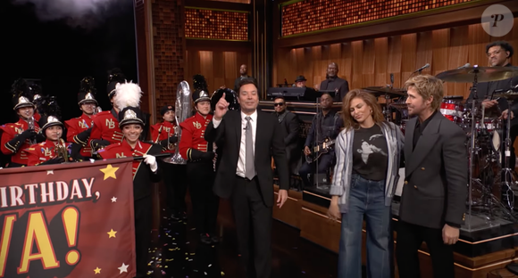 En choeur, ils lui ont joué un air de "joyeux anniversaire" tout en tenant une pancarte lui souhaitant sa nouvelle année.

Capture d'écran de "The Tonight Show" avec Eva Mendes et Ryan Gosling  le jeudi 5 mars 2026
