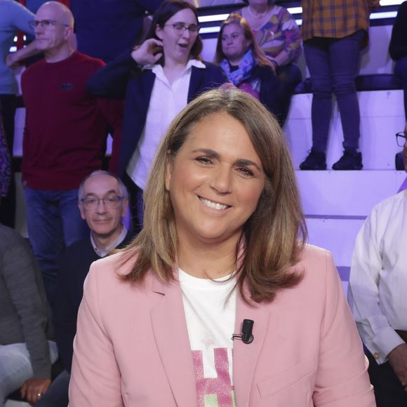 Et cela pour des raisons de santé : elle a été opérée à cause d'une maladie qui peut rendre sourd.

Exclusif - Valérie Bénaïm sur le plateau de l’enregistrement de l’émission « Face à Hanouna » présentée par C.Hanouna et diffusée sur C8 le 13 octobre 2024, à Paris, France, le 10 octobre 2024. © Jack Tribeca / Bestimage