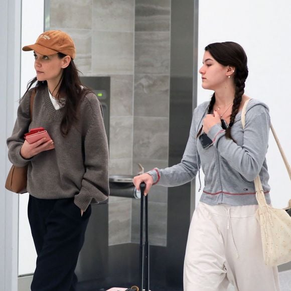 Exclusif - Katie Holmes, sans maquillage, et sa fille Suri Cruise, 17 ans, prennent l'avion à l'aéroport de Los Angeles, le 24 avril 2023.