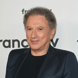 Michel Drucker au photocall pour la conférence de presse de rentrée de France TV à la Grande Halle de la Villette à Paris, France, le 6 juillet 2022. © Coadic Guirec/Bestimage