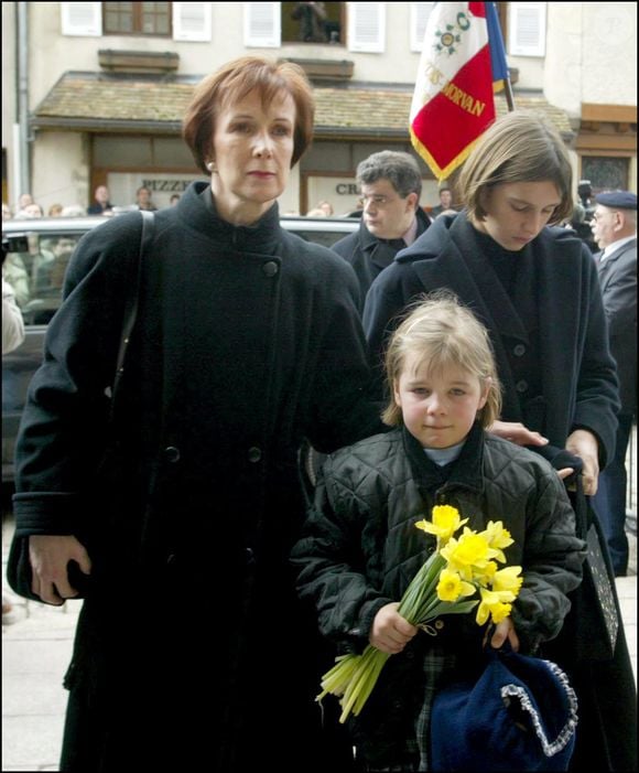 En 2003, le chef, précurseur de la cuisine végétale, s'est donné la mort à son domicile

Madame "Dominique Loiseau" et sa fille - Funérailles de "Bernard Loiseau" à la basilique Saint Andoche à Saulieu (plan américain). ©Daniel Giry / Bestimage