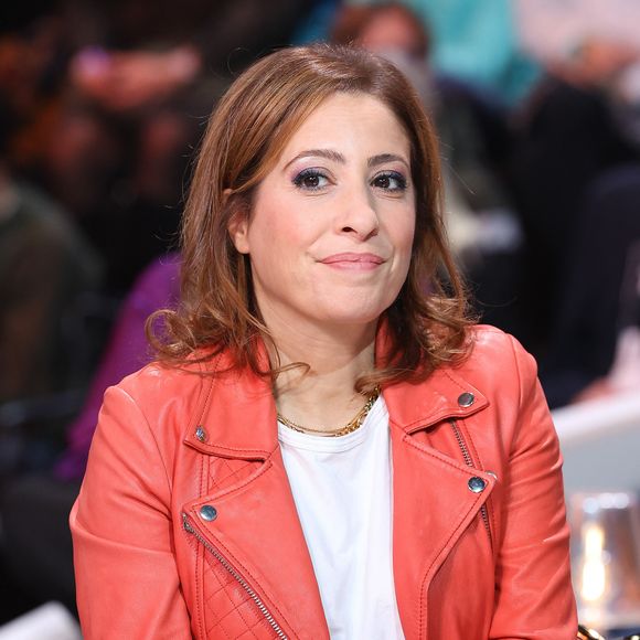 Si Léa Salamé devait revenir le 3 novembre 2025, voilà que son retour a été modifié.

Léa Salamé - Les personnalités se mobilisent lors de la 37ème édition du Téléthon sur le plateau de France 2, avec pour parrain Vianney. Cette année, 80,6 millions de dons ont été promis. Le 9 décembre 2023. 
© Coadic Guirec / Bestimage