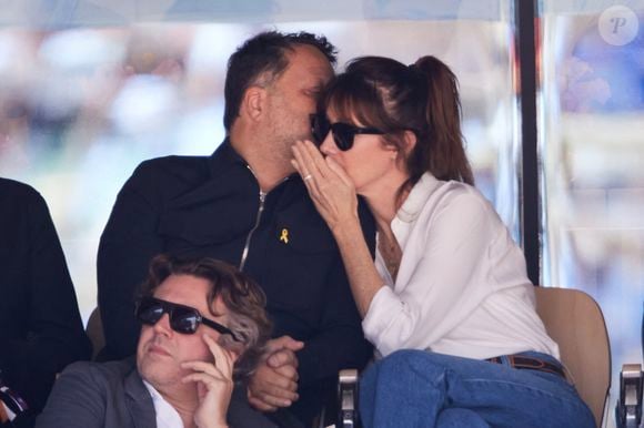 Parmi ces projets, l’arrivée d’un nouveau bébé (un chiot) dans la famille a particulièrement attiré l’attention.

Arthur (Jacques Essebag) et sa femme Mareva Galanter, Alex Vizorek - Célébrités dans les tribunes de la finale homme des Internationaux de France de tennis de Roland Garros 2024 à Paris le 9 juin 2024. © Jacovides-Moreau/Bestimage