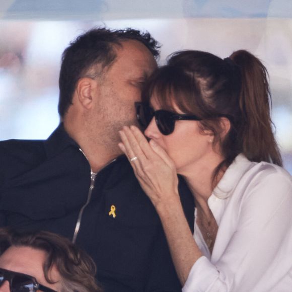 Parmi ces projets, l’arrivée d’un nouveau bébé (un chiot) dans la famille a particulièrement attiré l’attention.

Arthur (Jacques Essebag) et sa femme Mareva Galanter, Alex Vizorek - Célébrités dans les tribunes de la finale homme des Internationaux de France de tennis de Roland Garros 2024 à Paris le 9 juin 2024. © Jacovides-Moreau/Bestimage