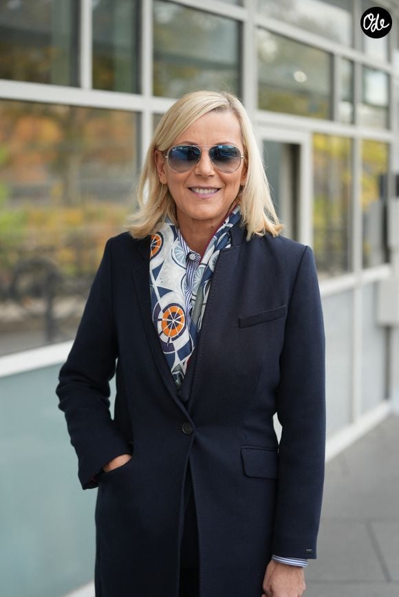 Exclusif - Laurence Ferrari passe devant les studios Rive Gauche à Paris le 5 novembre 2025. © Anne-sophie Guebey / Bestimage