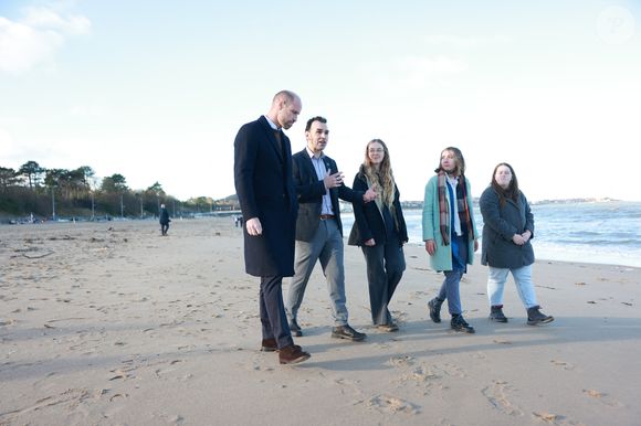 Il est revenu sur un lieu qui lui tient particulièrement à coeur.

Le prince de Galles  se promène sur la plage de Colwyn Bay, dans le nord du Pays de Galles, avec des membres du Youth Ocean Network de la Marine Conservation Society qui ont participé au projet Hiraeth Yn Y Mor, qui s'est achevé en mars 2025, afin d'écouter ce qu'ils ont appris grâce à leur travail sur le projet et l'importance de la connaissance des océans et du temps passé au bord de la mer pour le bien-être mental. Photo par PA Photo/ Bestimage